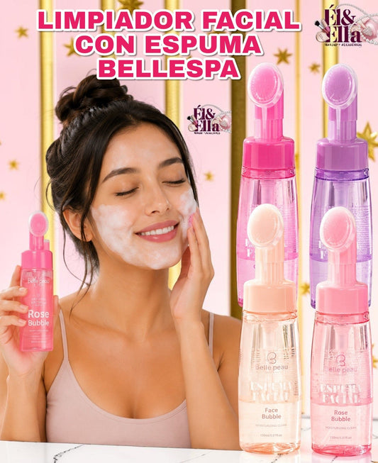 Mujer usando espuma limpiadora facial BelleSpa de ÉL&ELLA MAKEUP Y ACCESORIOS con cepillo de silicona integrado