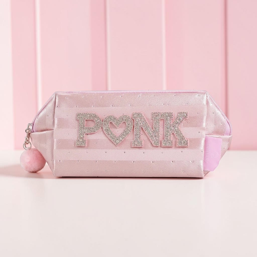 Neceser ÉL&ELLA MAKEUP Y ACCESORIOS rosa pastel con rayas, letras brillantes y pompón, ideal para organizar maquillaje.